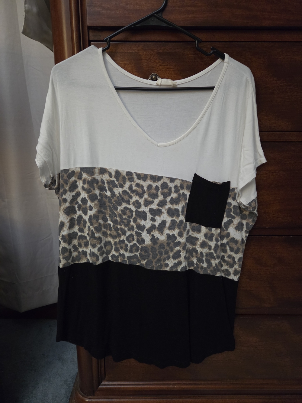 Leopard Colorblock V-Neck Pocket Tee - White/Black